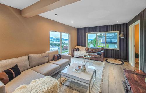 Χώρος καθιστικού στο Stunning Home In Bokn With Wifi