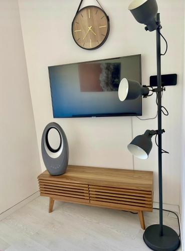 un bureau avec une lampe et une horloge sur un mur dans l'établissement Azur Éden Studio avec Piscine à Deux Pas de la Plage, à Cannes