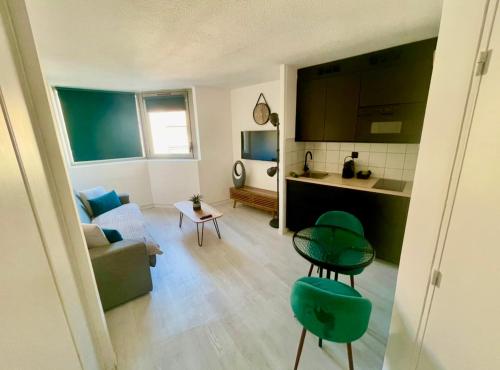 un salon avec un canapé et une table dans l'établissement Azur Éden Studio avec Piscine à Deux Pas de la Plage, à Cannes