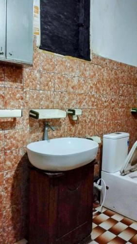 a bathroom with a sink and a toilet at Kelaniya Guest House in Peliyagoda