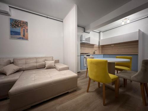 a living room with a couch and a table at Apartel Elia 2 in Mamaia Nord