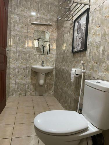 łazienka z toaletą i umywalką w obiekcie Emmalanta Homes w mieście Arusza