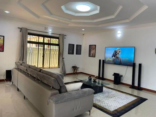 TV i/ili multimedijalni sistem u objektu Emmalanta Homes