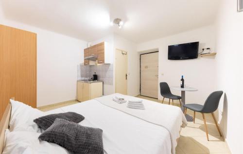 1 Bedroom Lovely Apartment In Split