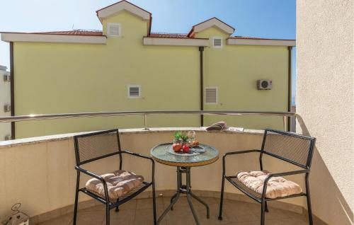 Gorgeous Apartment In Makarska With Wifi