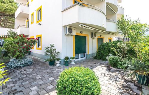 Gorgeous Apartment In Makarska With Wifi
