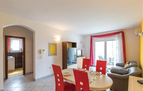 Gorgeous Apartment In Makarska With Wifi