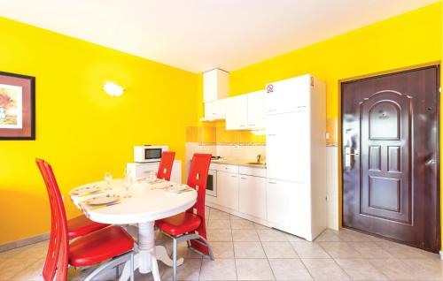 Gorgeous Apartment In Makarska With Wifi