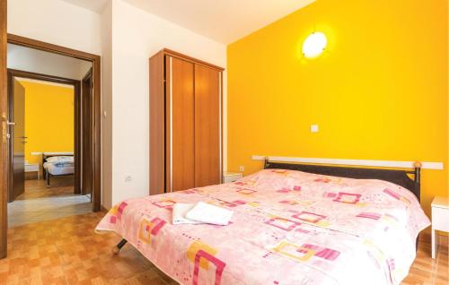 Gorgeous Apartment In Makarska With Wifi