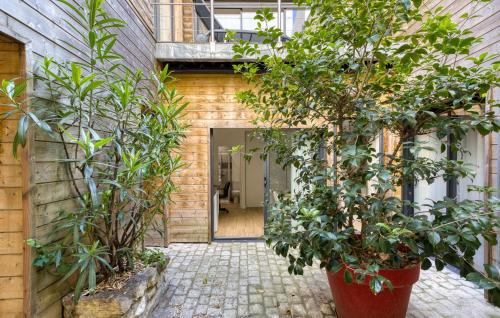einen Flur mit Bäumen und Pflanzen in einem Gebäude in der Unterkunft 1 Bedroom Lovely Apartment In La Rochelle in La Rochelle