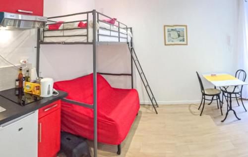 Zimmer mit einem Etagenbett und einem Tisch in der Unterkunft 1 Bedroom Lovely Apartment In La Rochelle in La Rochelle