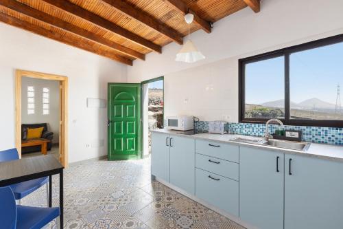 Kuchyň nebo kuchyňský kout v ubytování Sunset, Best Sunset View, Apto de Oasis Vasiliko, La Asomada