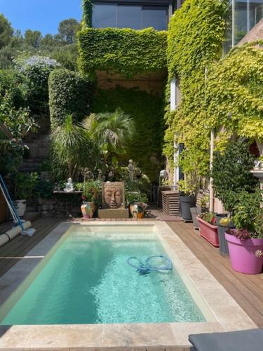 Piscina de la sau aproape de logement zen sur la colline aux mimosas