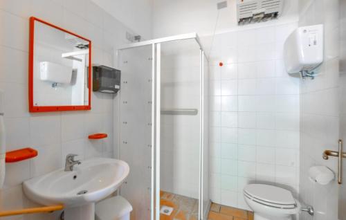 Koupelna v ubytování Pet Friendly Home In Frazione Mercatello