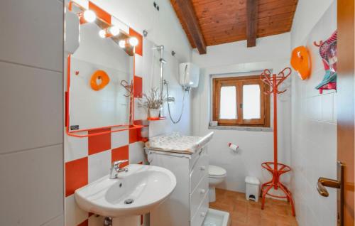 Koupelna v ubytování Pet Friendly Home In Frazione Mercatello