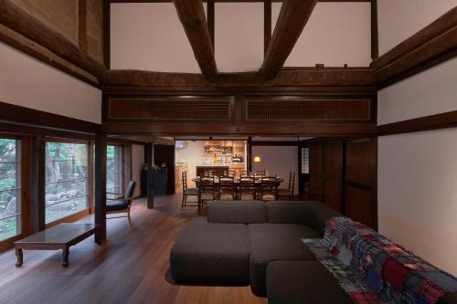 Χώρος καθιστικού στο Restored Kominka with Irori & Japanese Gardens