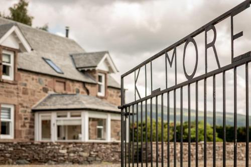 a house with a gate with the word mom on it at Kilmore Paws and Relax in Comrie
