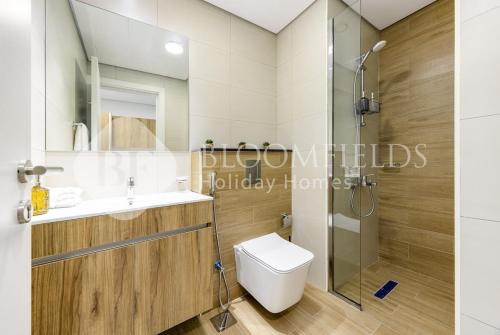 Bloomfields Canal View Stu In Al Maryah في أبوظبي: حمام مع دش ومرحاض ومغسلة