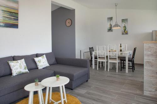 - un salon avec un canapé et une table dans l'établissement Apartment Luka, à Makarska