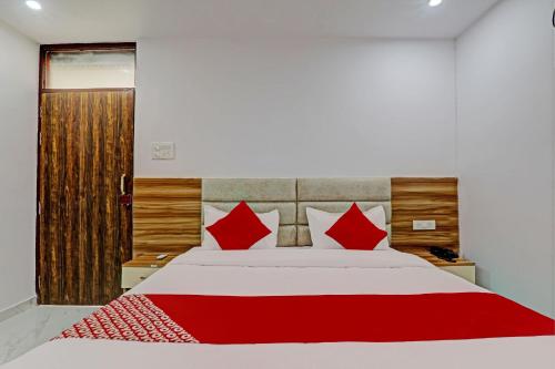 Postel nebo postele na pokoji v ubytování Hotel O Raghav & Banquet