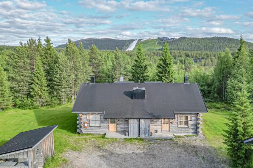 una casa vieja en medio de un campo en NordNest by Aavalevi, en Levi