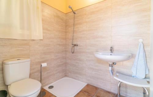 Un baño de Stunning Home In Fuente Vaqueros
