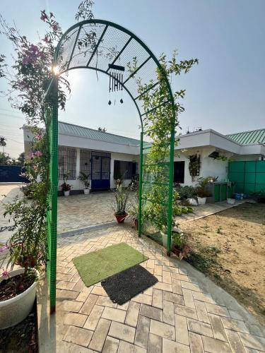 un arco frente a un edificio en ClubGreens, en Jorhat