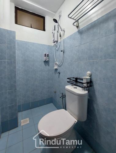 a bathroom with a toilet and a shower at RinduTamu Homestay in Lumut
