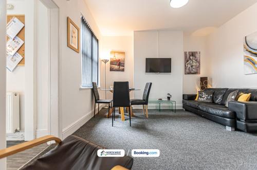 Μια τηλεόραση ή/και κέντρο ψυχαγωγίας στο Wigan Short Let Spacious 4BR, Contractors Welcome