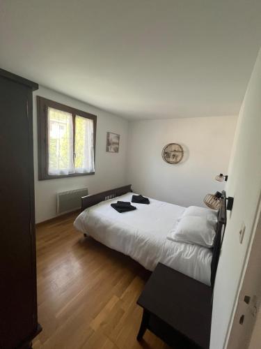 Un pat sau paturi într-o cameră la Grande maison secteur plan d eau