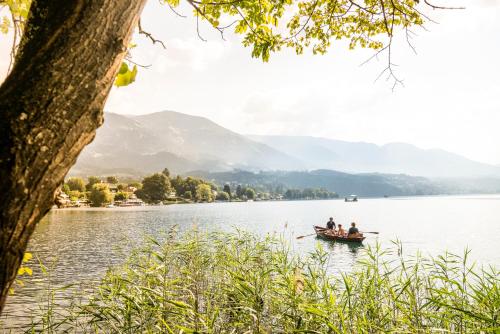 a group of people in a boat on a lake at 3Traumhaftes Ferienhaus in bester Lage in Döbriach