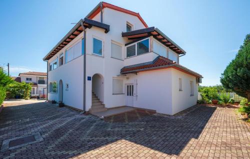 Gorgeous Apartment In Valbandon With Wifi