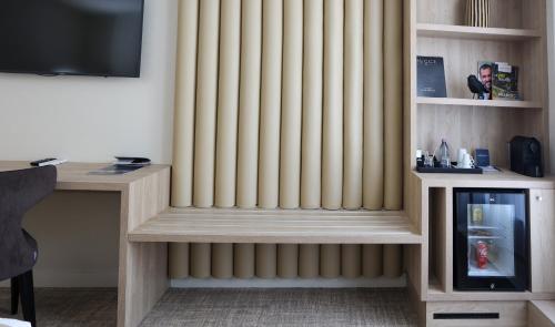 a radiator in the corner of a room with a desk at Le Renaissance in Mont-de-Marsan