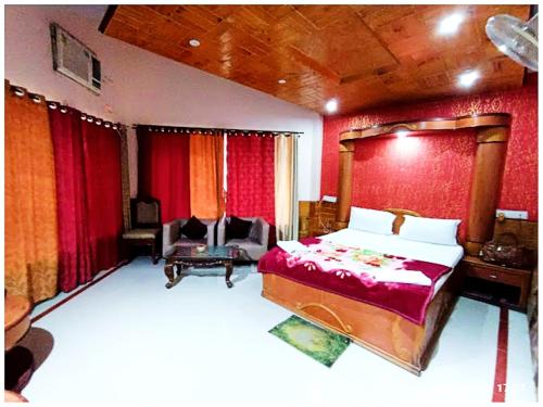 Un dormitorio con una cama grande y cortinas rojas. en Hotel Dream In Mandarmani Near Sea Beach AC OR NON AC ROOM, en Mandarmani