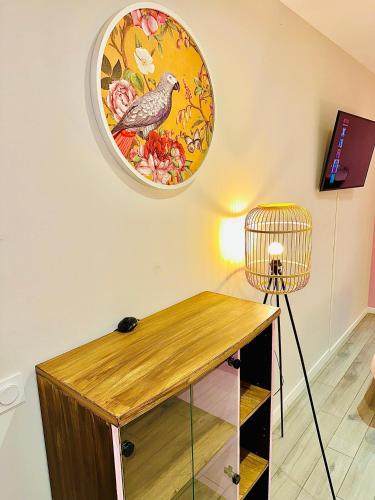 une chambre avec une table et une plaque sur le mur dans l'établissement WORLDROOM Chambre privée avec espace commun, à Perpignan