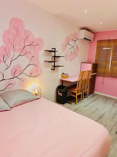 - une chambre avec un mur rose, un lit et un bureau dans l'établissement WORLDROOM Chambre privée avec espace commun, à Perpignan
