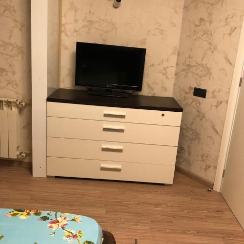 TV a/nebo společenská místnost v ubytování Karmel