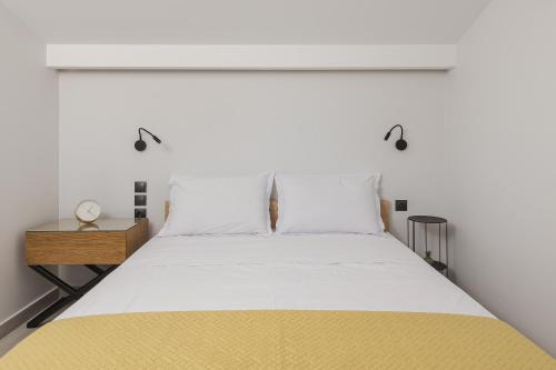 Postel nebo postele na pokoji v ubytování MELIGEO Suites Center of IOANNINA