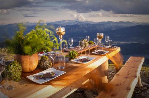 a table with glasses of wine on top of a mountain at 4Luxuriöses Ferienhaus in traumhafter Landschaft in Döbriach