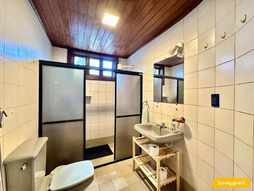 a bathroom with a toilet and a sink at Linda casa ampla próximo ao mar do Cumbuco in Guagiru