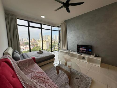 TV a/nebo společenská místnost v ubytování HOT & Modern 2BR Beacon Executive Suite, Georgetown