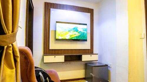 TV a/nebo společenská místnost v ubytování EEVA Maison Apartments