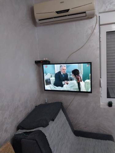 BorčaにあるDrago Sutomore 2025の壁に掛けられた薄型テレビ
