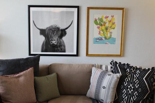 un salon avec un canapé et une photo de taureau dans l'établissement Fernando Flats, à Palm Beach Shores