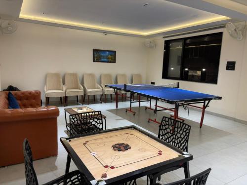 a room with two ping pong tables and chairs at Dolce Villa IGATPURI in Igatpuri