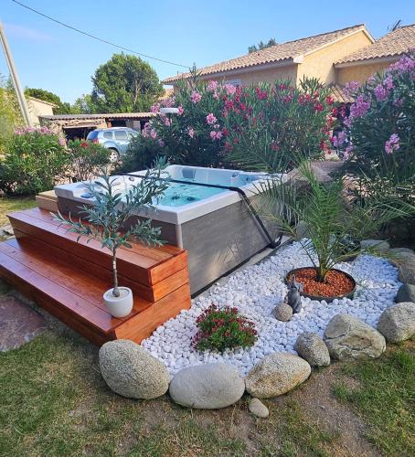 een zwembad met twee potplanten in een tuin bij Studio Villa Boca in Prunelli-di-Fiumorbo