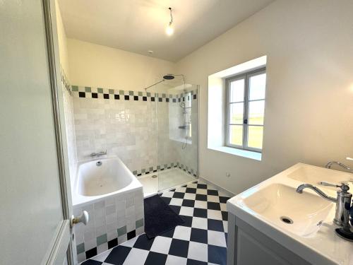 bagno con pavimento a scacchi in bianco e nero di La Ferme du Château de Grisy, Piscine, 10p a Vendeuvre