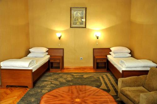 Un pat sau paturi într-o cameră la Ganja Hotel