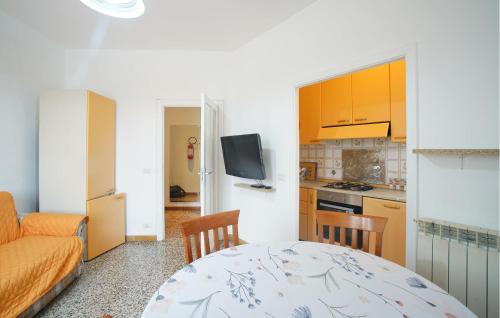 Η κουζίνα ή μικρή κουζίνα στο 2 Bedroom Cozy Apartment In Savona