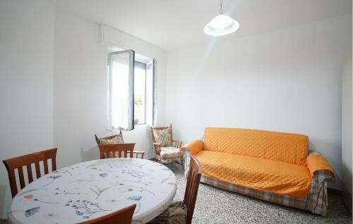 Χώρος καθιστικού στο 2 Bedroom Cozy Apartment In Savona